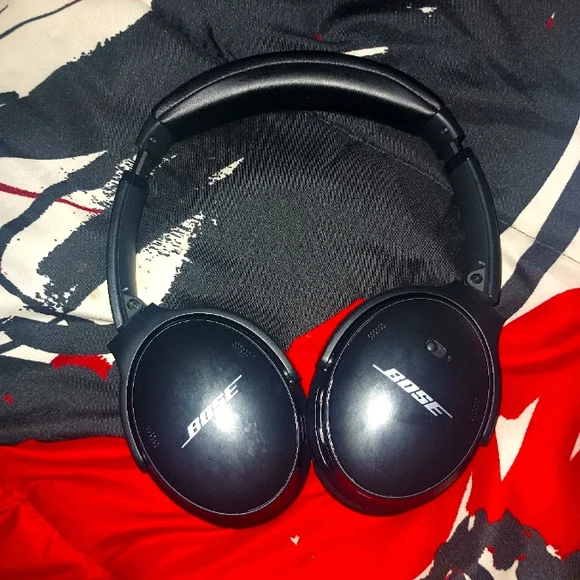 BOSE- Quietcomfort45 sound cancellation Bluetooth headphones. QC45 - Picture 1 of 4